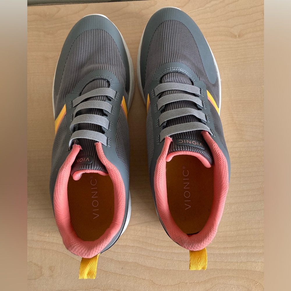 Vionic Layla Leisure Sneakers Size 9